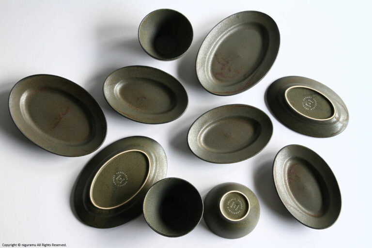 torque porcelain / The glazed olives vary in color individually.