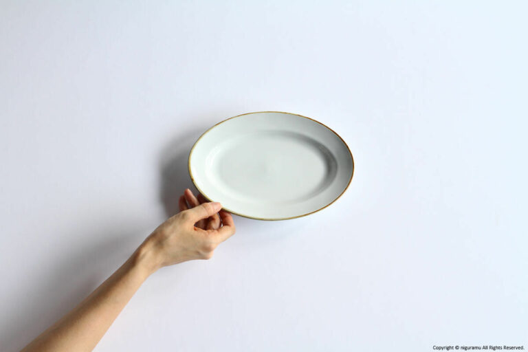 View "tough oval plate M / white" from above.