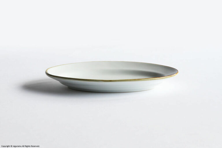 View "tough oval plate M / white" from the side.