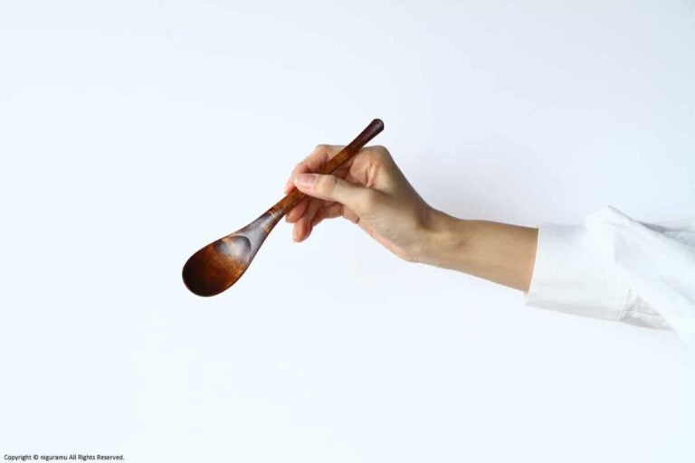 Hold "Wooden Japanese spoon / Urushi-Brown"