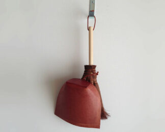 Dustpan HARIMI, with leather strap - Image 4