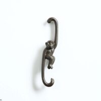 Monkey hook, Medium