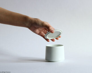 Remove the lid from the sugar pot.