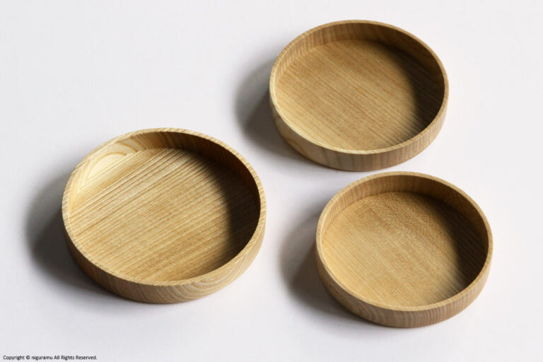 A set of 3 pieces of different sizes.