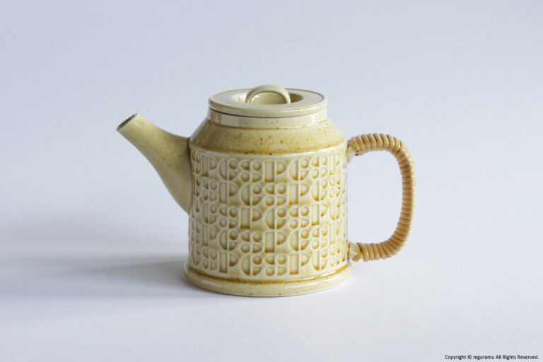 Kiln Teapot / ivory