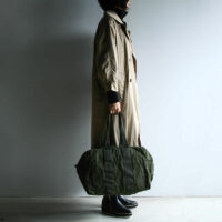 「HEAD HONCHO, Small / Olive Drab」使用イメージ（手に持って）