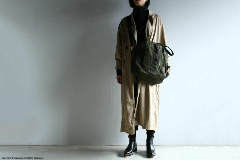 「HEAD HONCHO, Small / Olive Drab」使用イメージ（ストラップ斜め掛け・前）