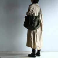 「HEAD HONCHO, Small / Olive Drab」使用イメージ（ストラップ斜め掛け・後ろ）