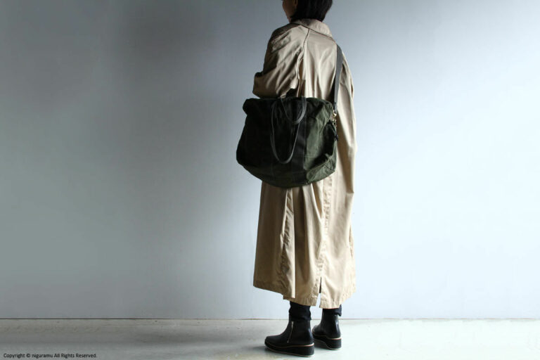 「HEAD HONCHO, Small / Olive Drab」使用イメージ（ストラップ斜め掛け・後ろ）