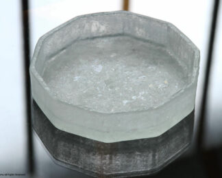The crystalline brilliance of the surface of the "Decagonal Glass Dish".