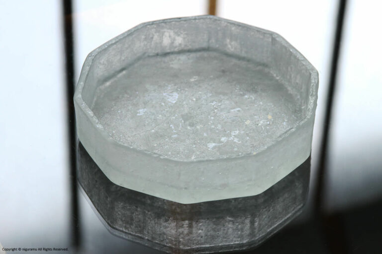 The crystalline brilliance of the surface of the "Decagonal Glass Dish".