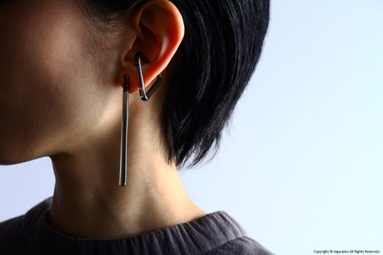 Worn with a combination of "stick_straight earring" and "ear-cuff FLATSHAPES, S triangle".