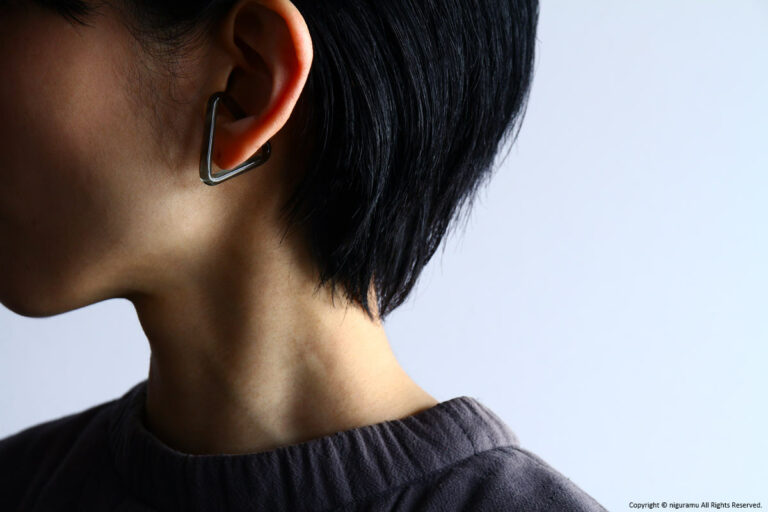 ear-cuff FLATSHAPES, S triangle / BK