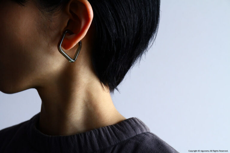 ear-cuff FLATSHAPES, S square / BK