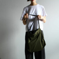 「2way tote / カーキ」ストラップを伸ばす