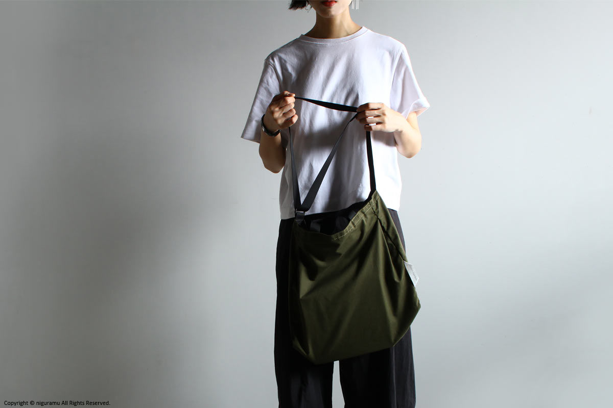 「2way tote / カーキ」ストラップを伸ばす