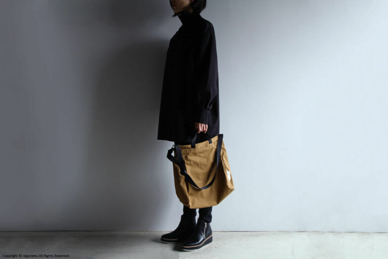 「2way tote / ブラウン」女性使用イメージ・手提げ