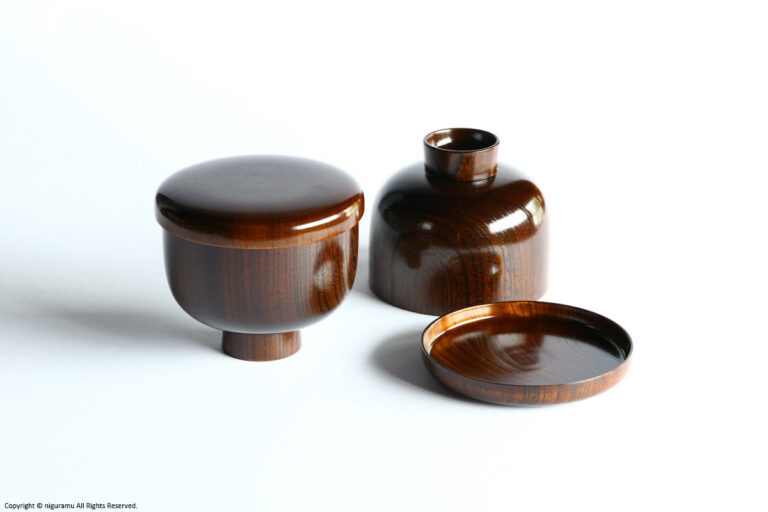 "OHITSU WAN" is a combination of lids, bowls, and small plates.