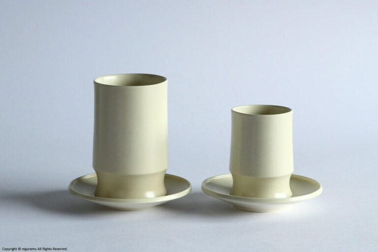 Une, Cup and tumbler on saucers.