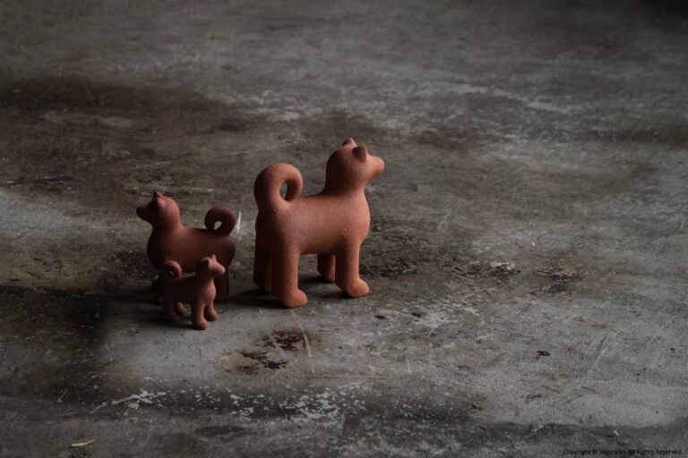 遠くをみつめる犬, 特大 / 茶